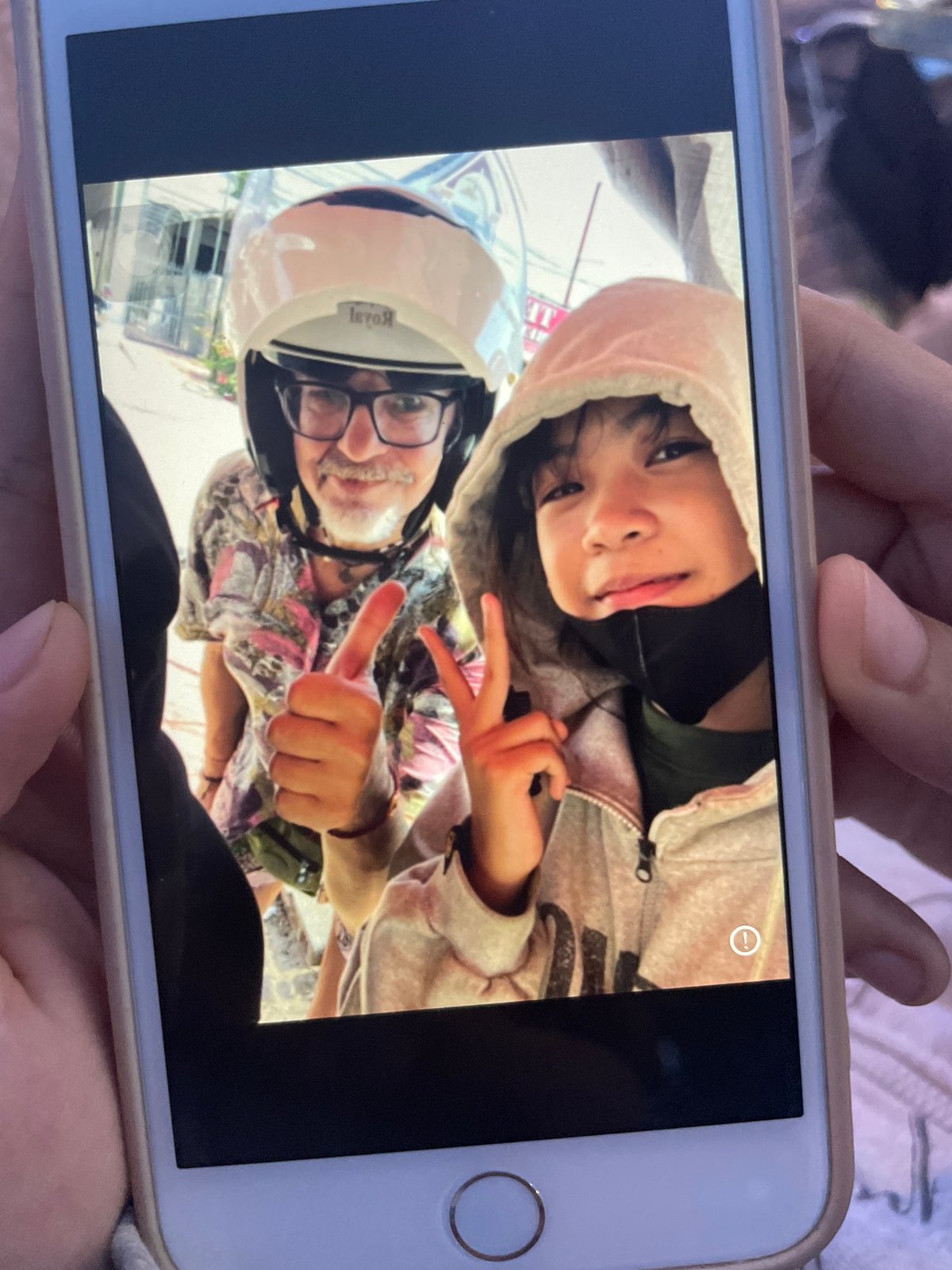 Phone photos and beverage stall interactions in Mũi Né
