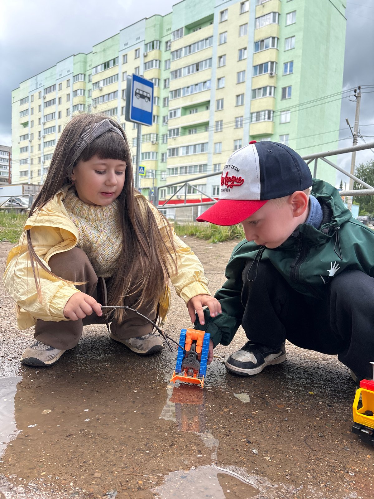 Morning life captured in Chaikovsky: children play, residents share food