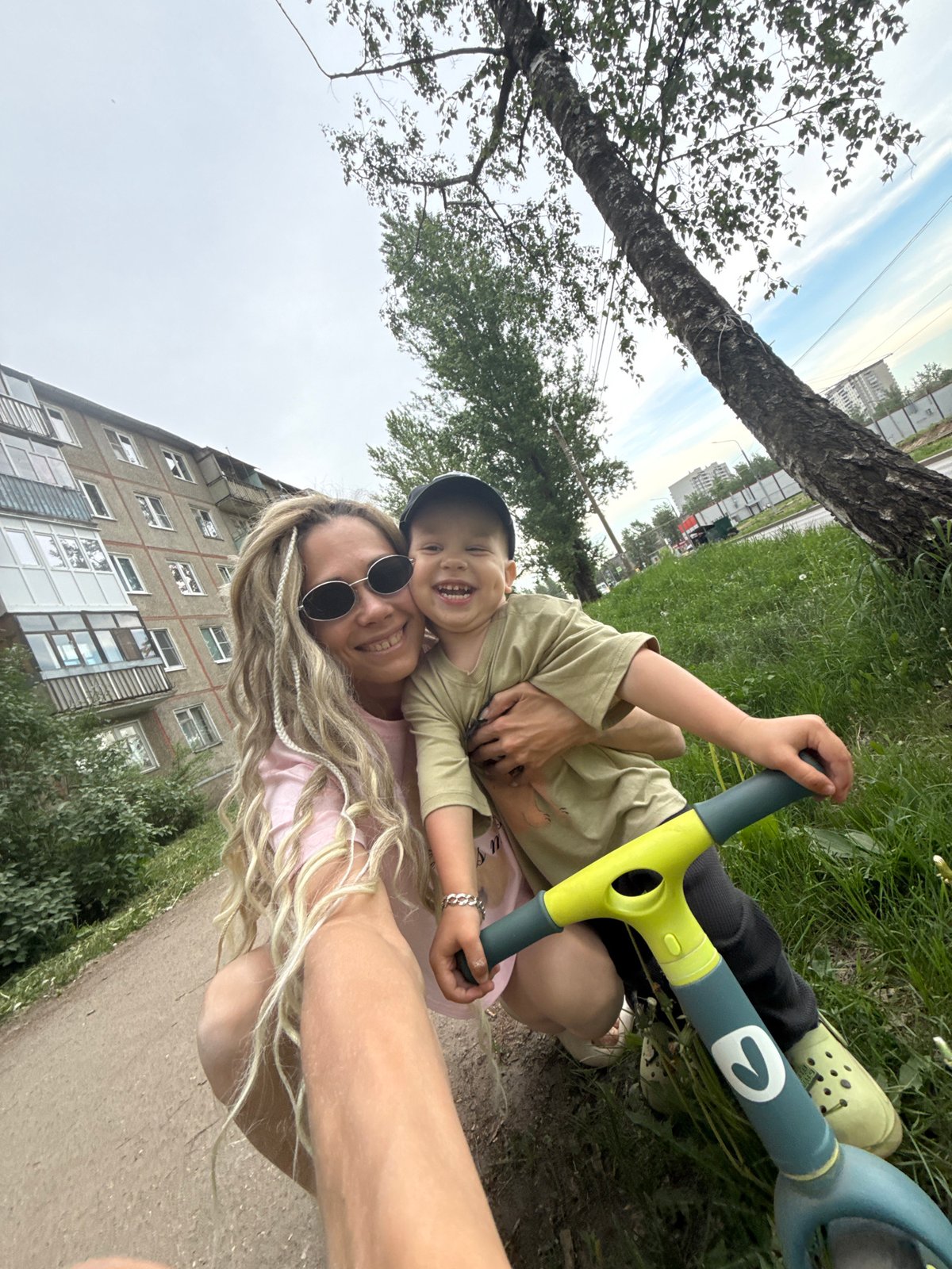Woman documents afternoon outing across Rusanovo, Russia locations