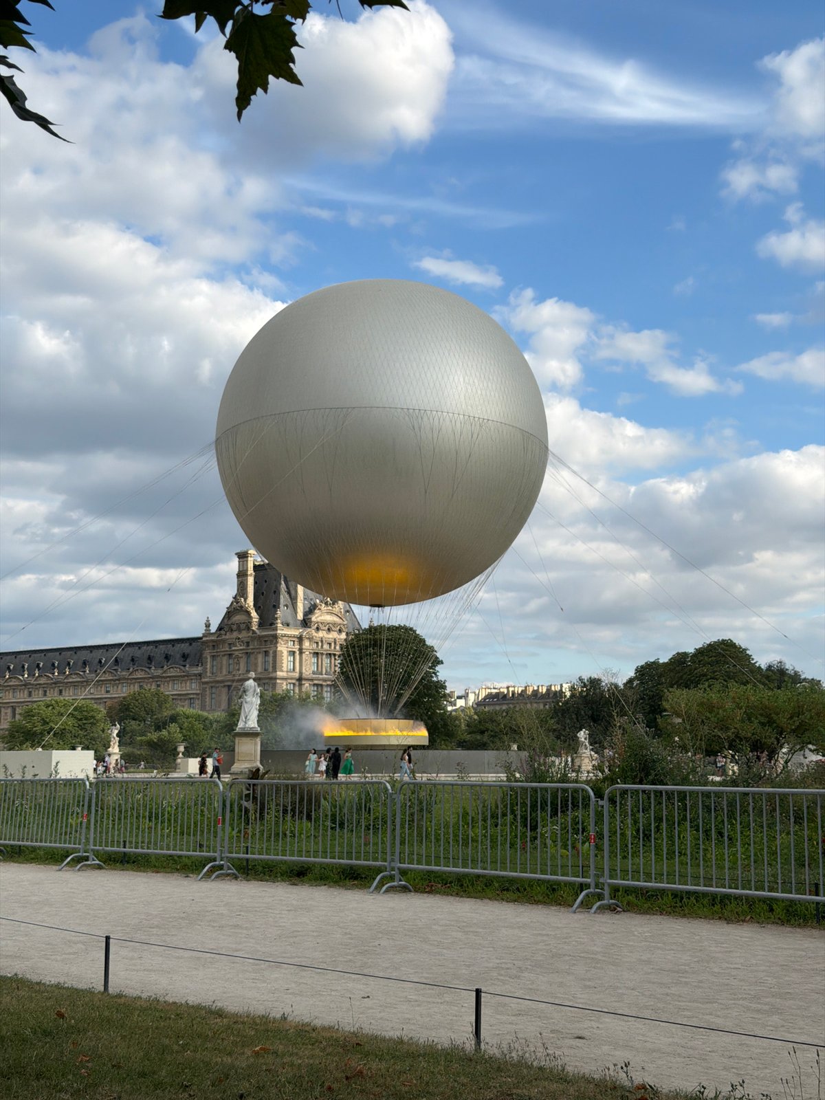 Tethered balloon, fairground rides, and watercolors at a Paris garden event