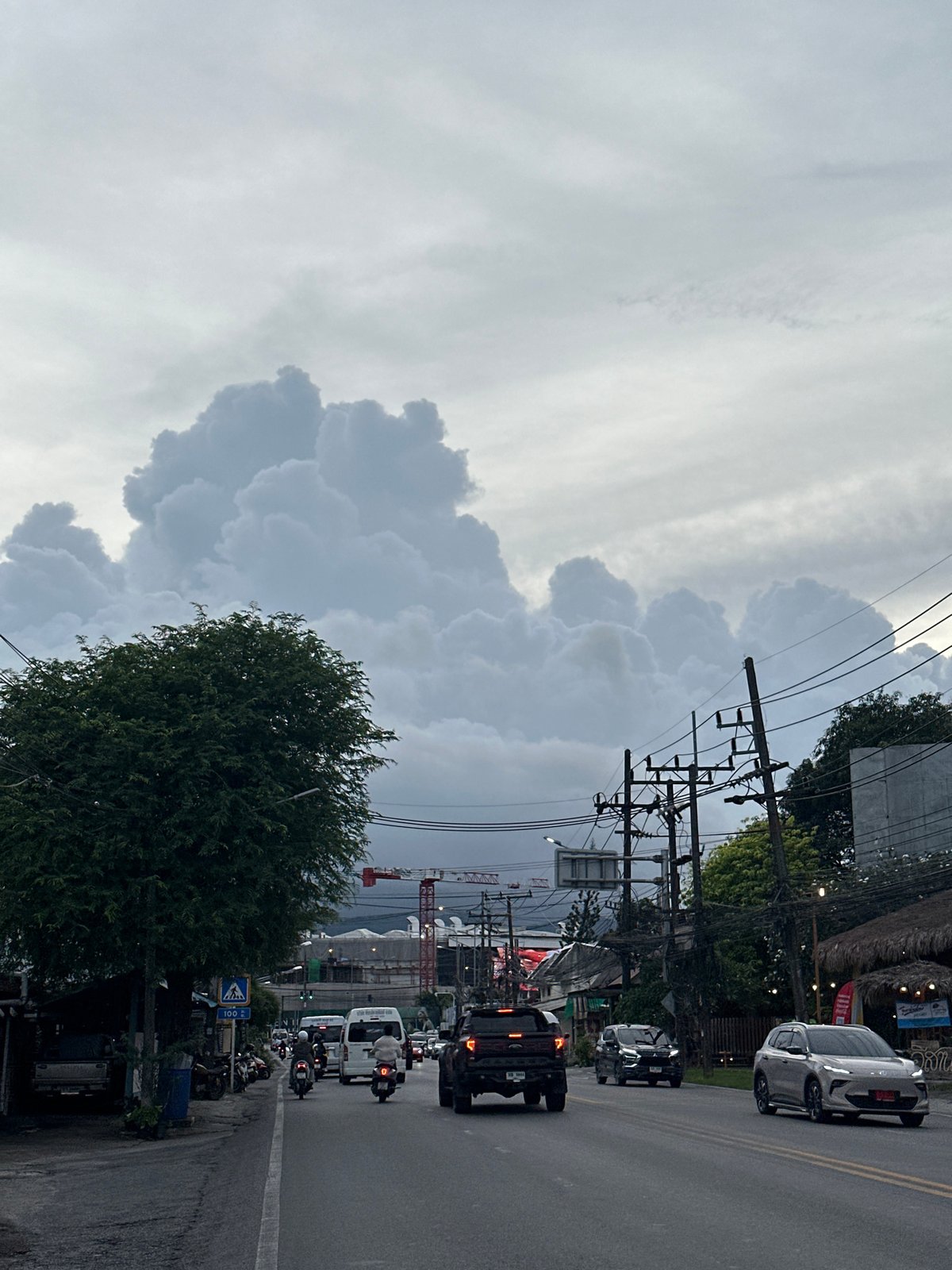 Street scenes and market finds around Wichit on a cloudy morning