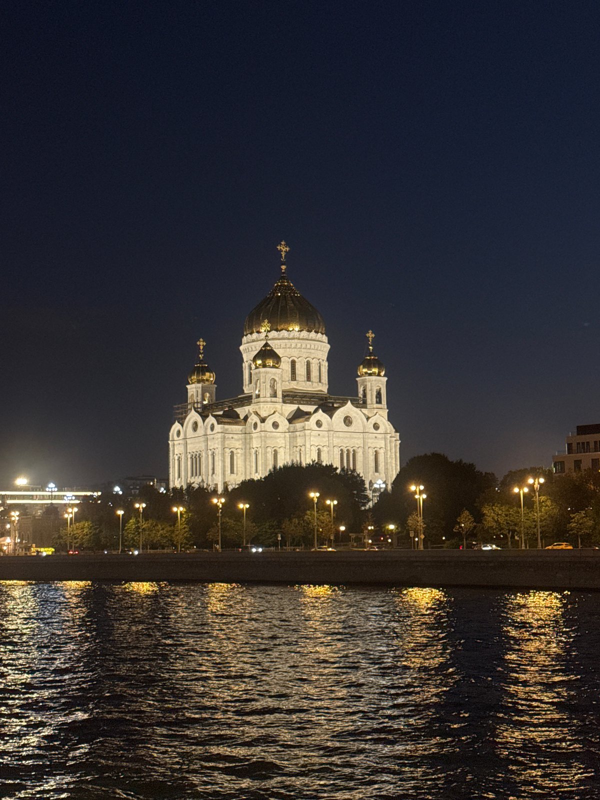 Moscow nighttime: river cruise, cathedral lights, and a Russian-language presentation