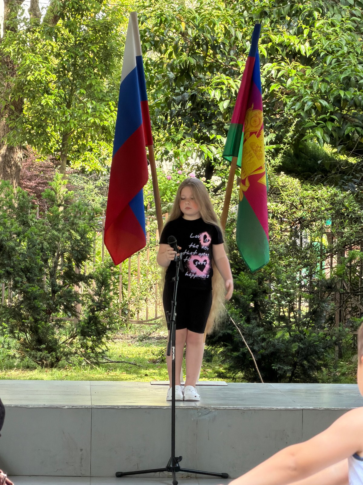 Young performer takes stage in Sochi amid local summer scenes