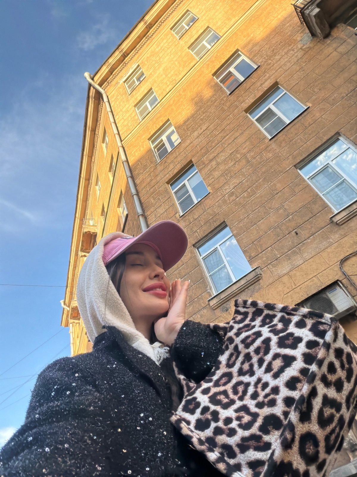 Woman documents afternoon outing across Saint Petersburg in distinctive outfit