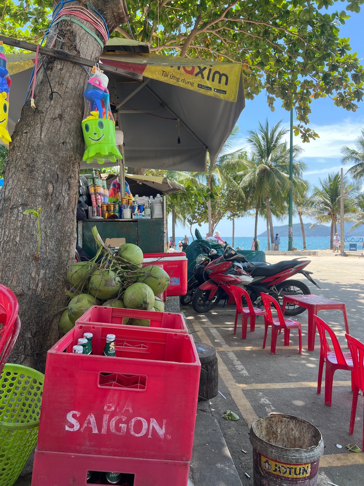 Eight minutes of ordinary beach life documented in Nha Trang