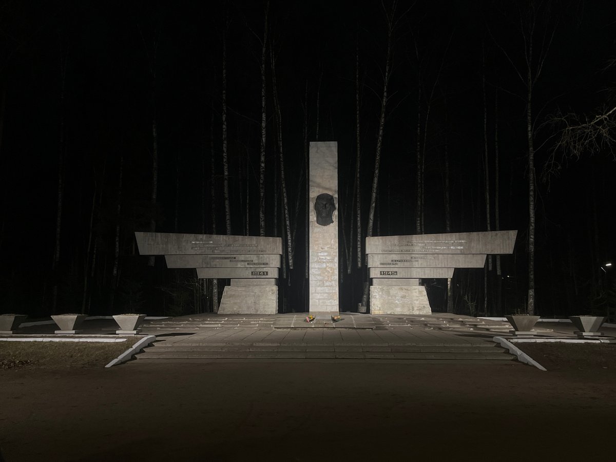 Evening visitors gather at WWII memorial in Saint Petersburg