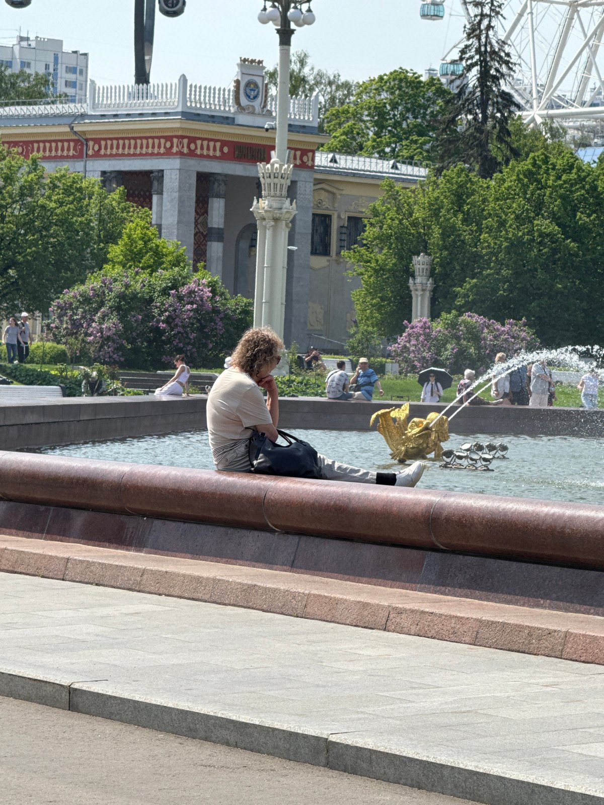 Spring morning at Moscow's VDNKh draws families, tourists, workers