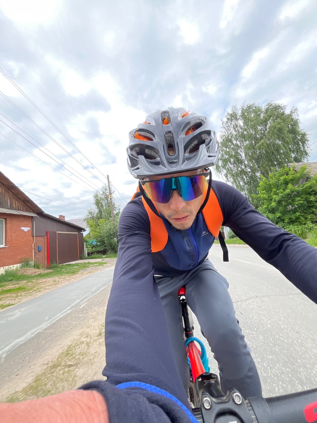 Cyclist rides, poses for photos on Chaikovsky road