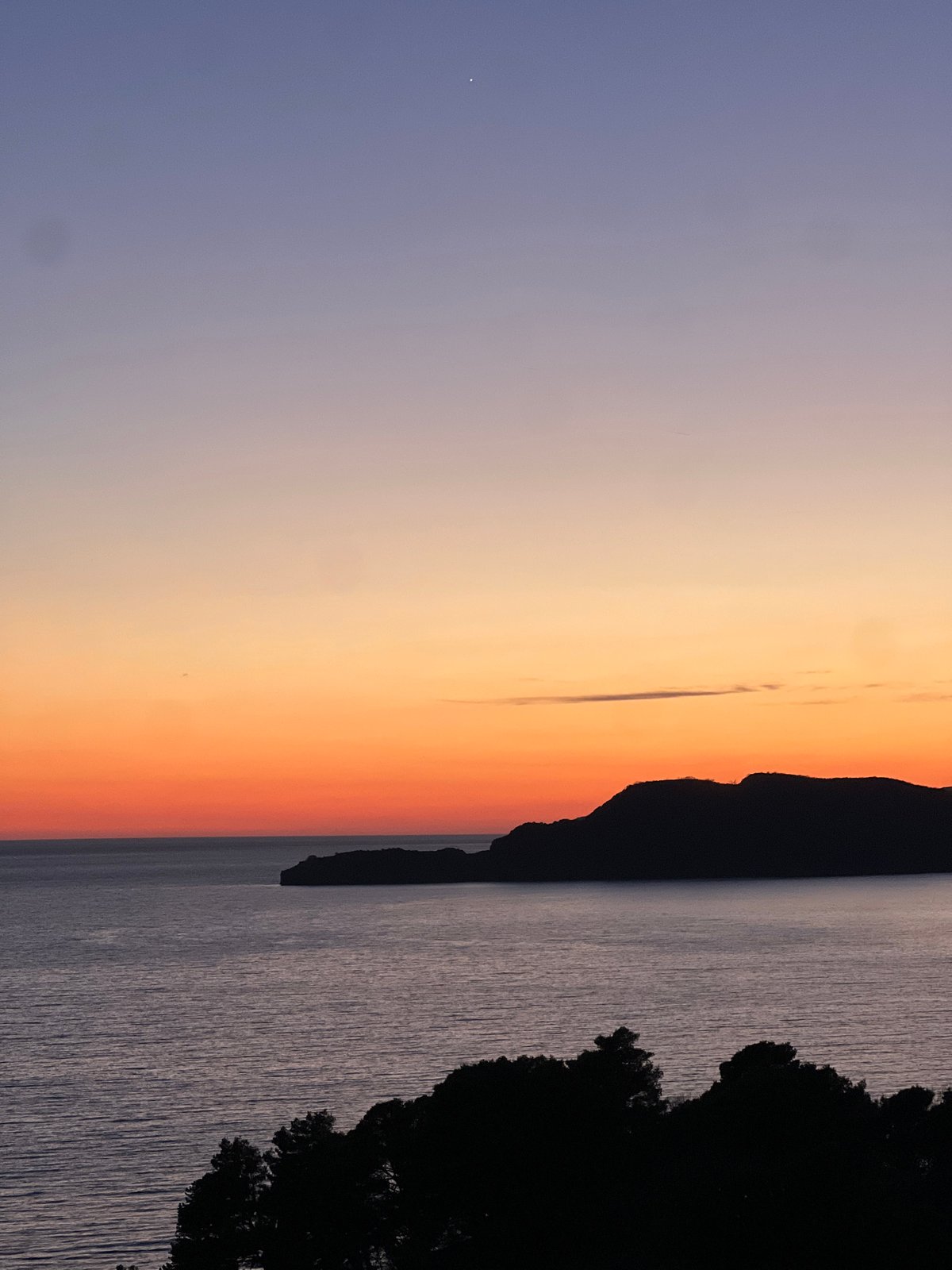 Sunset gathering draws crowds to Sveti Stefan viewpoints