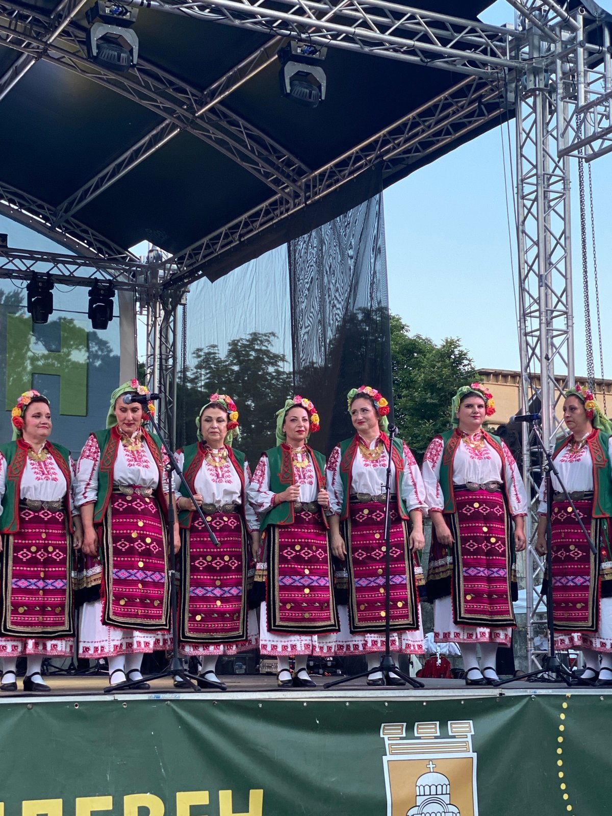 Traditional Bulgarian folk festival fills Pleven's outdoor stage