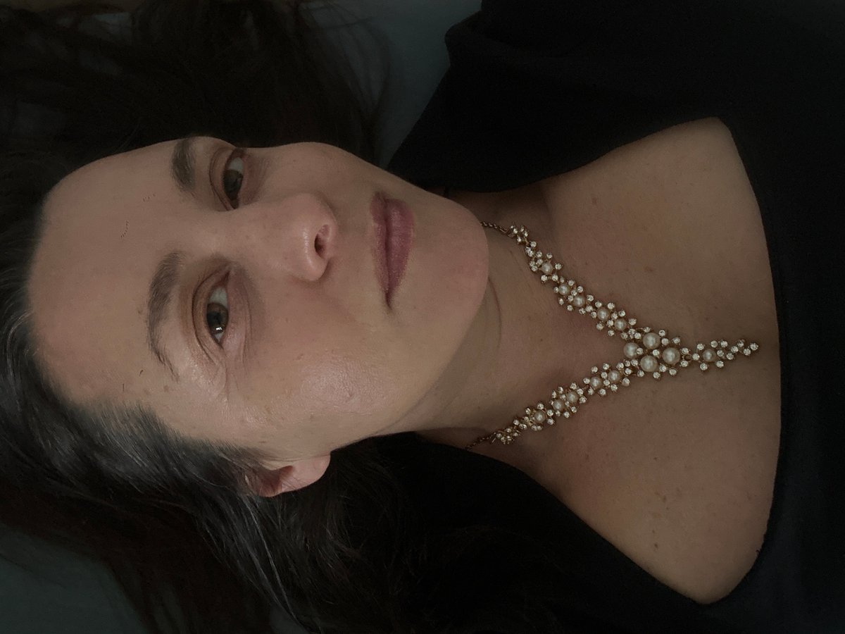 Portrait session and jewelry display documented in Riga