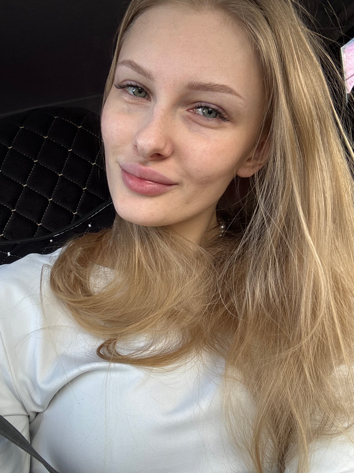 Portrait session documented in Perm featuring blonde woman
