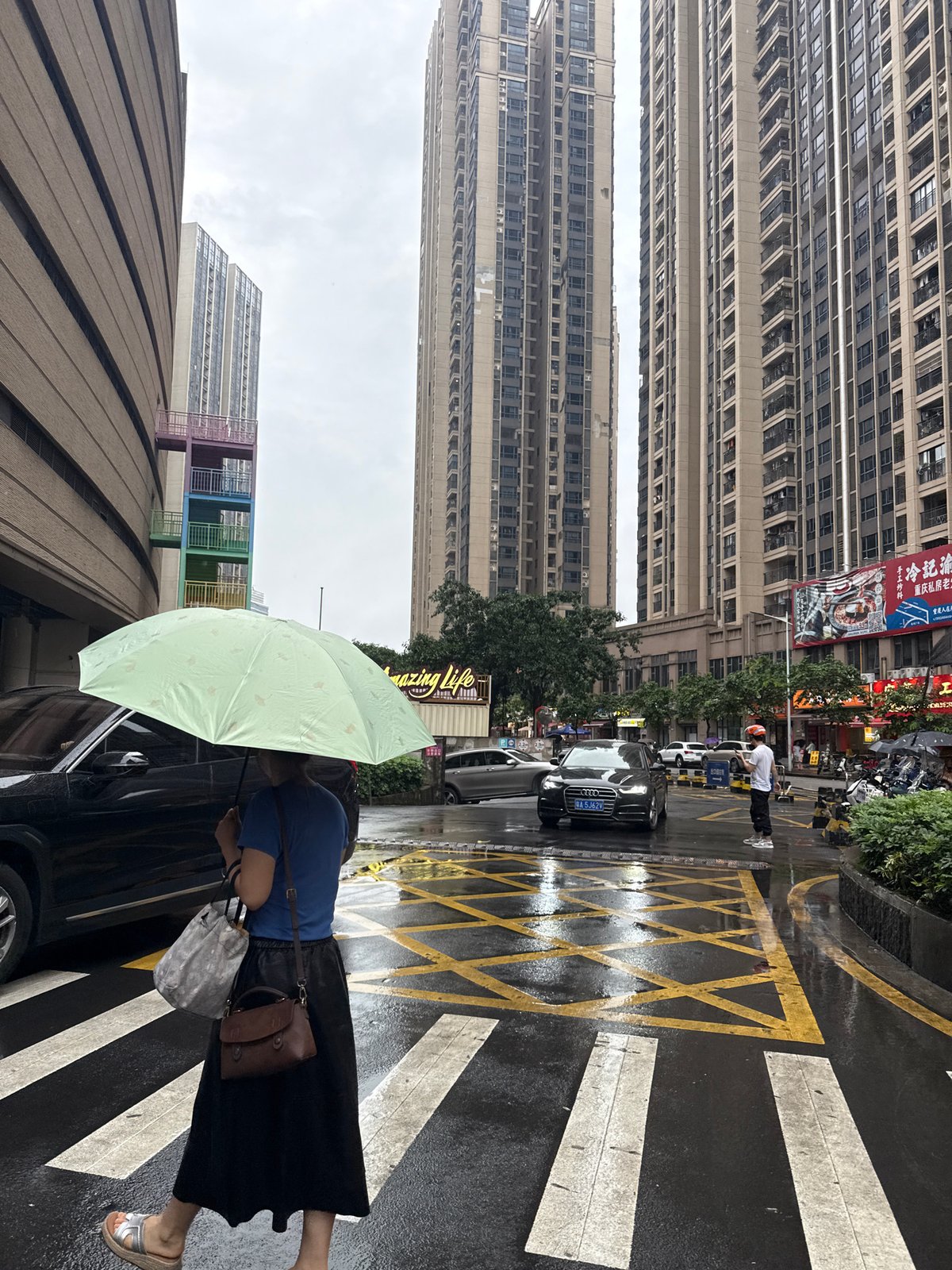 Rainy morning street life in Haizhu District, Guangzhou