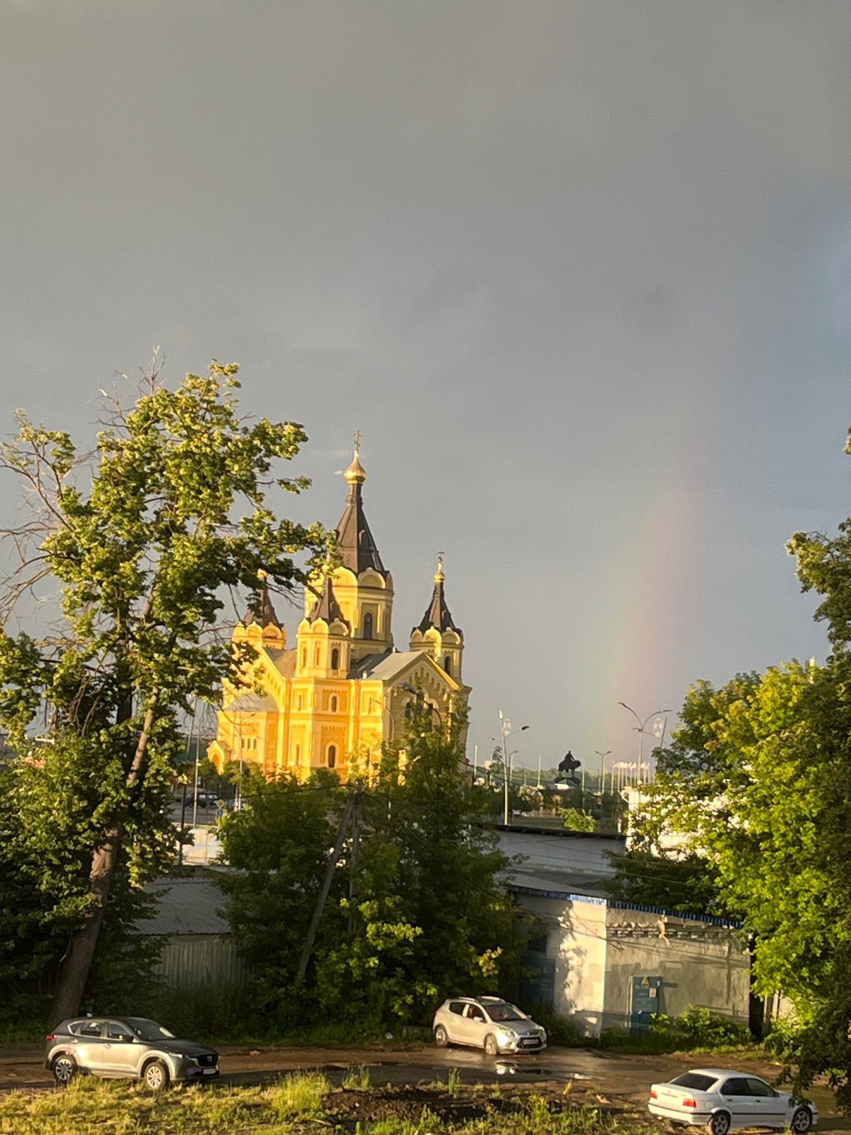 Afternoon in Nizhny Novgorod: cathedral views and everyday moments