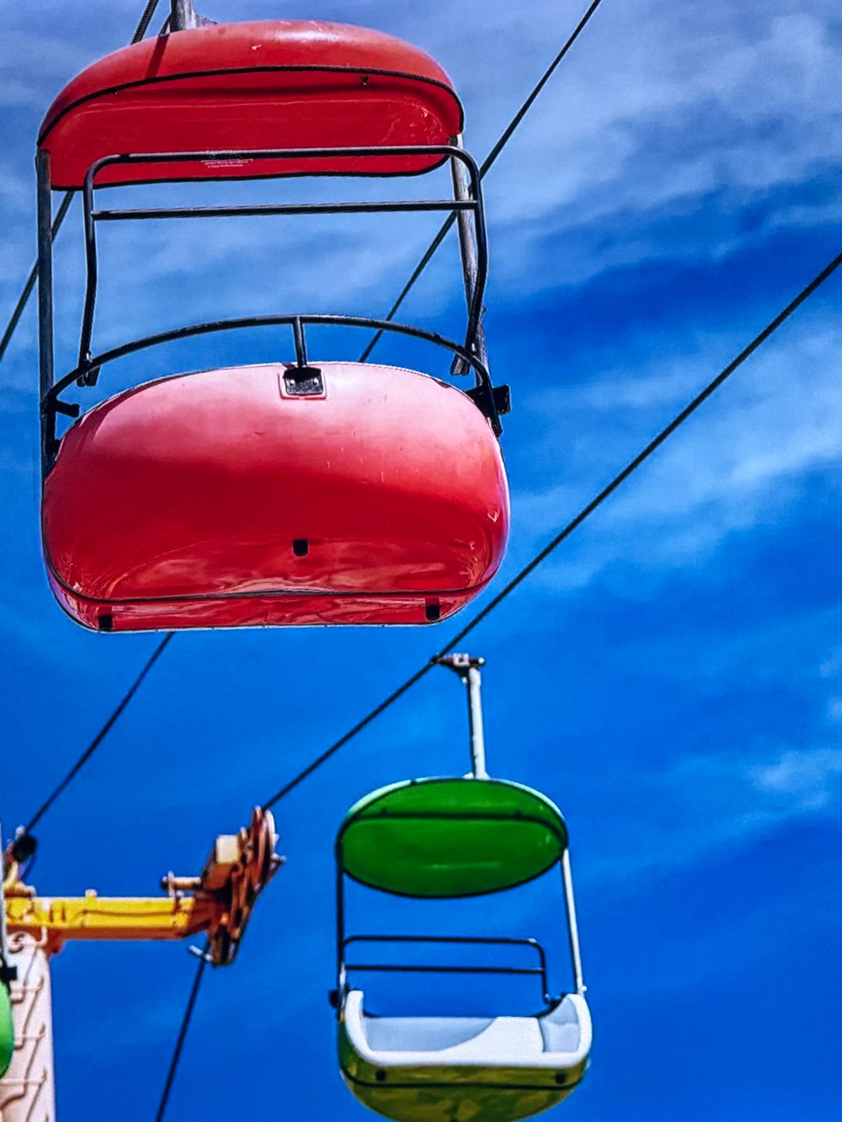 Mixed visual memories captured including gondolas, TV content, crypto ads