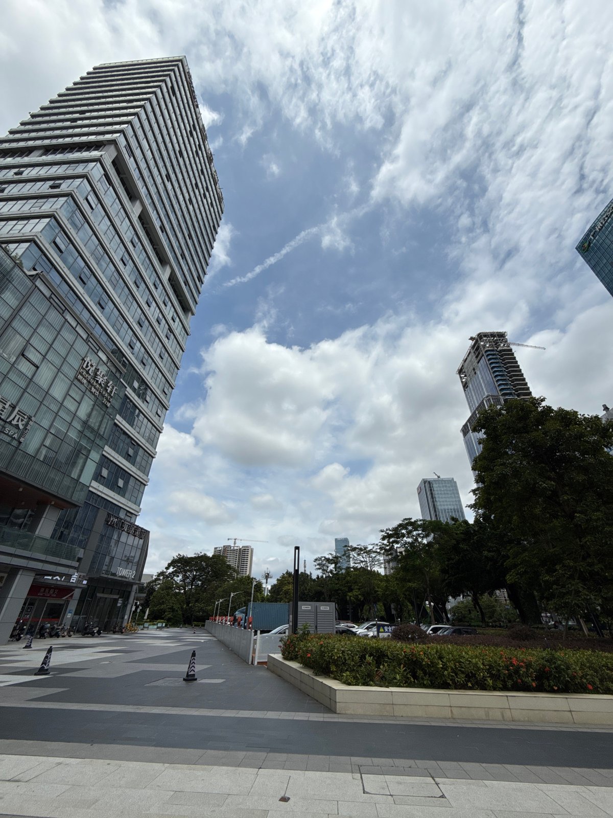 Early morning street scenes documented across two Guangzhou districts