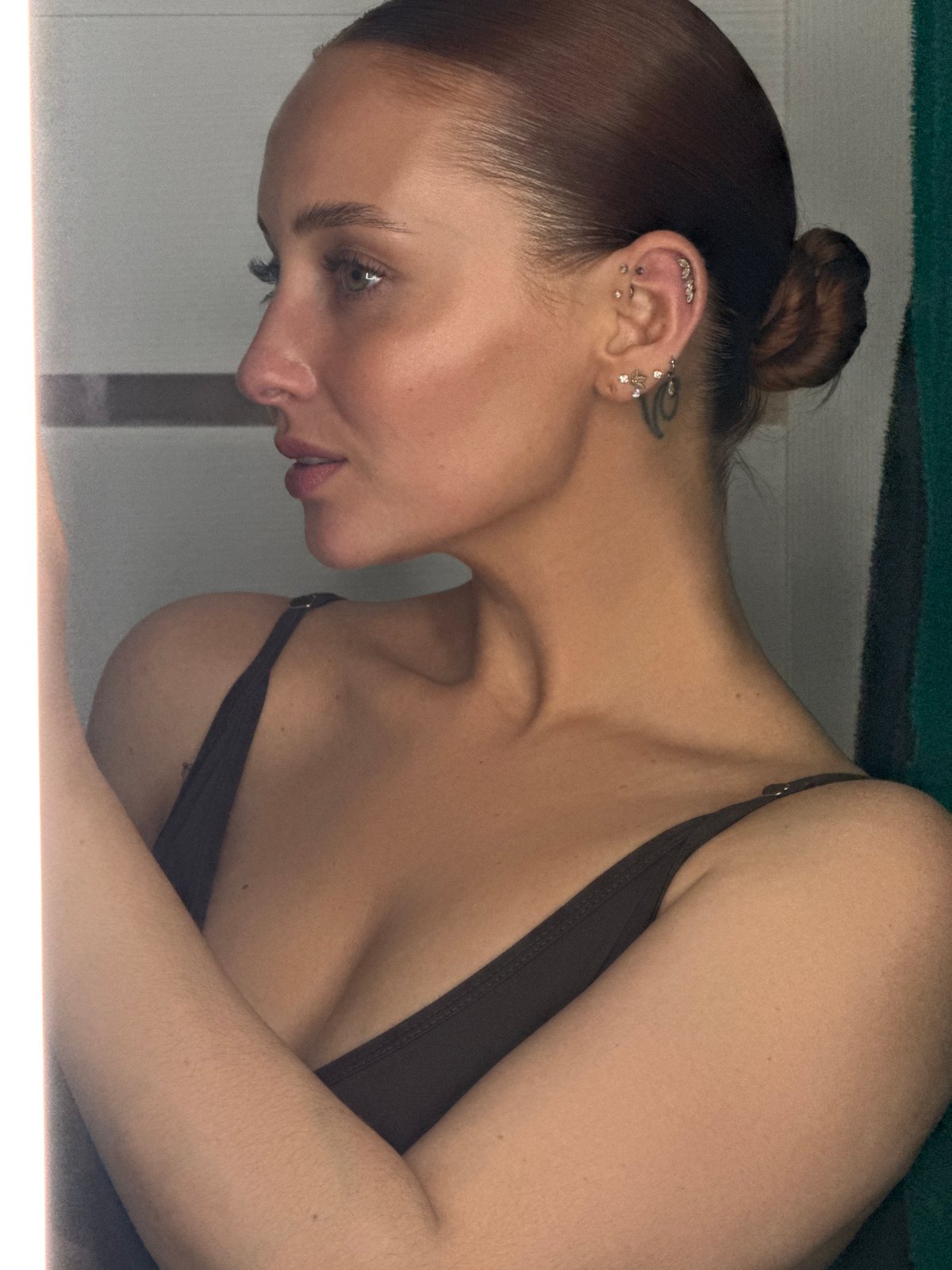 Woman takes bathroom selfie in Chaikovsky, Russia