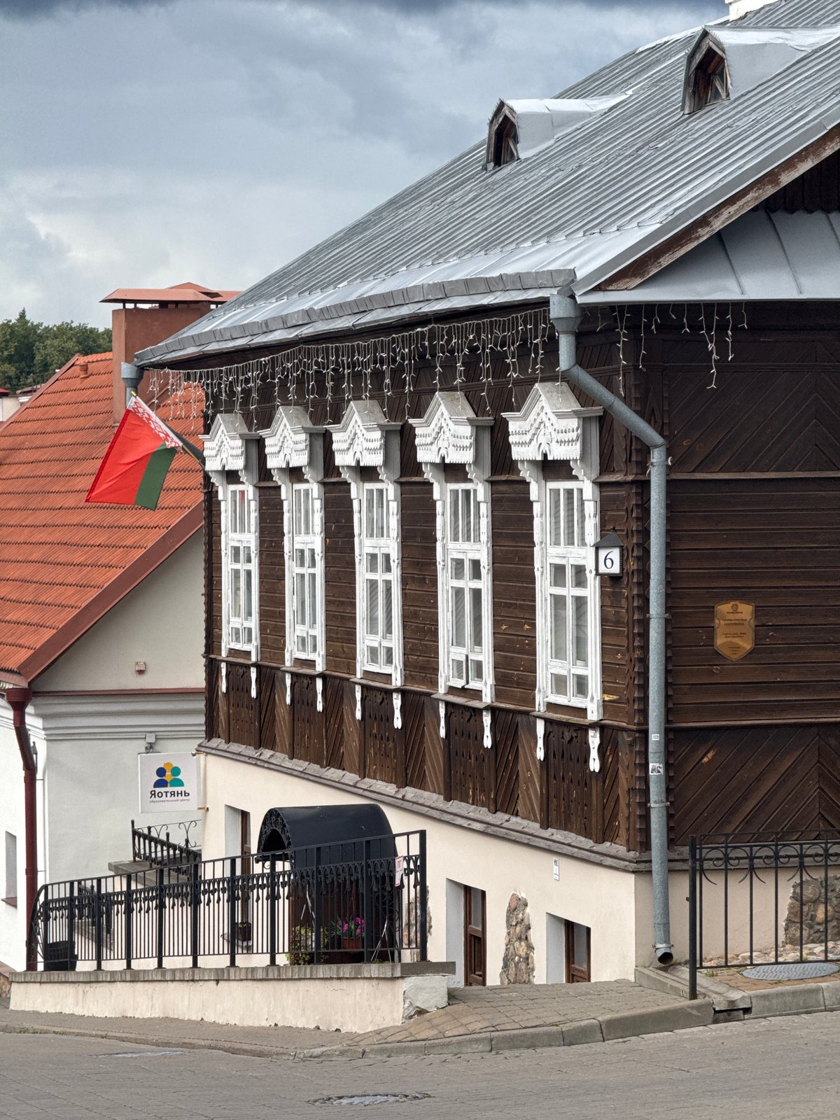 Street-level Minsk: wooden facades, mosaic stairs, and Zybitskaya life