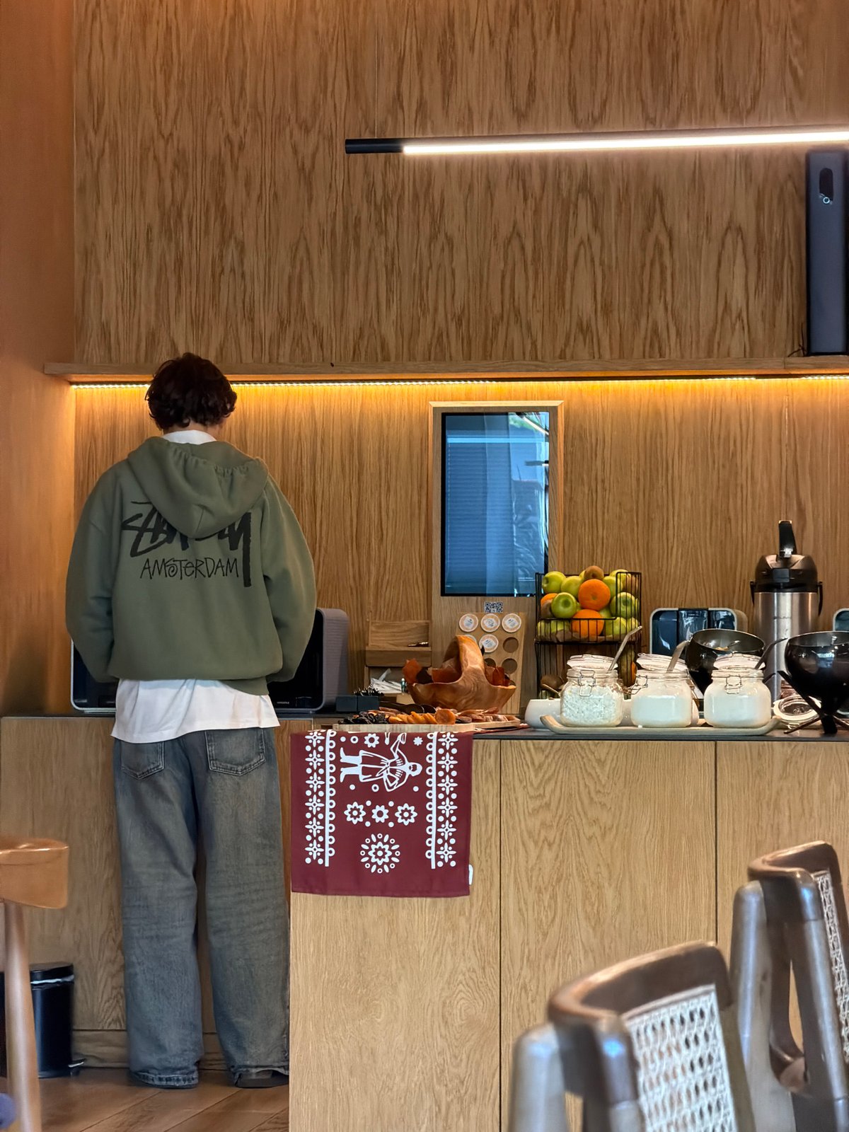 Early morning cafe visits documented across Tbilisi dining establishments