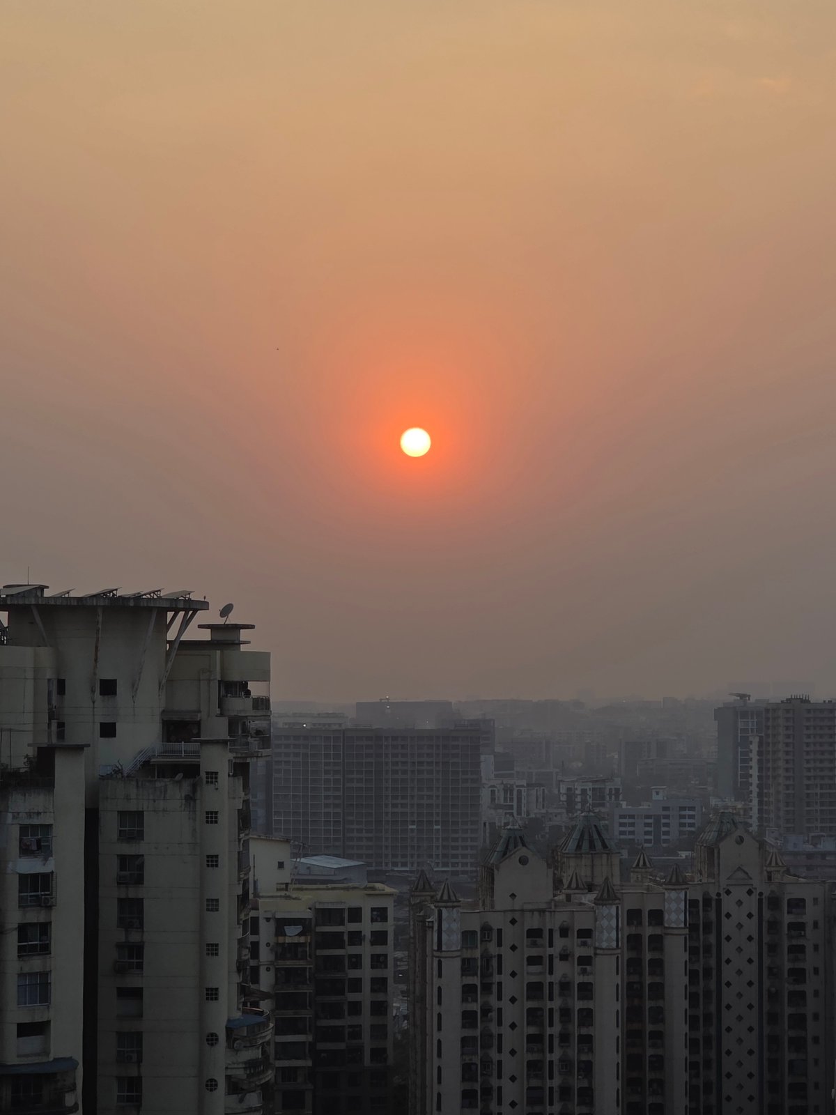 Mumbai witnesses capture urban sunset and crow in netting