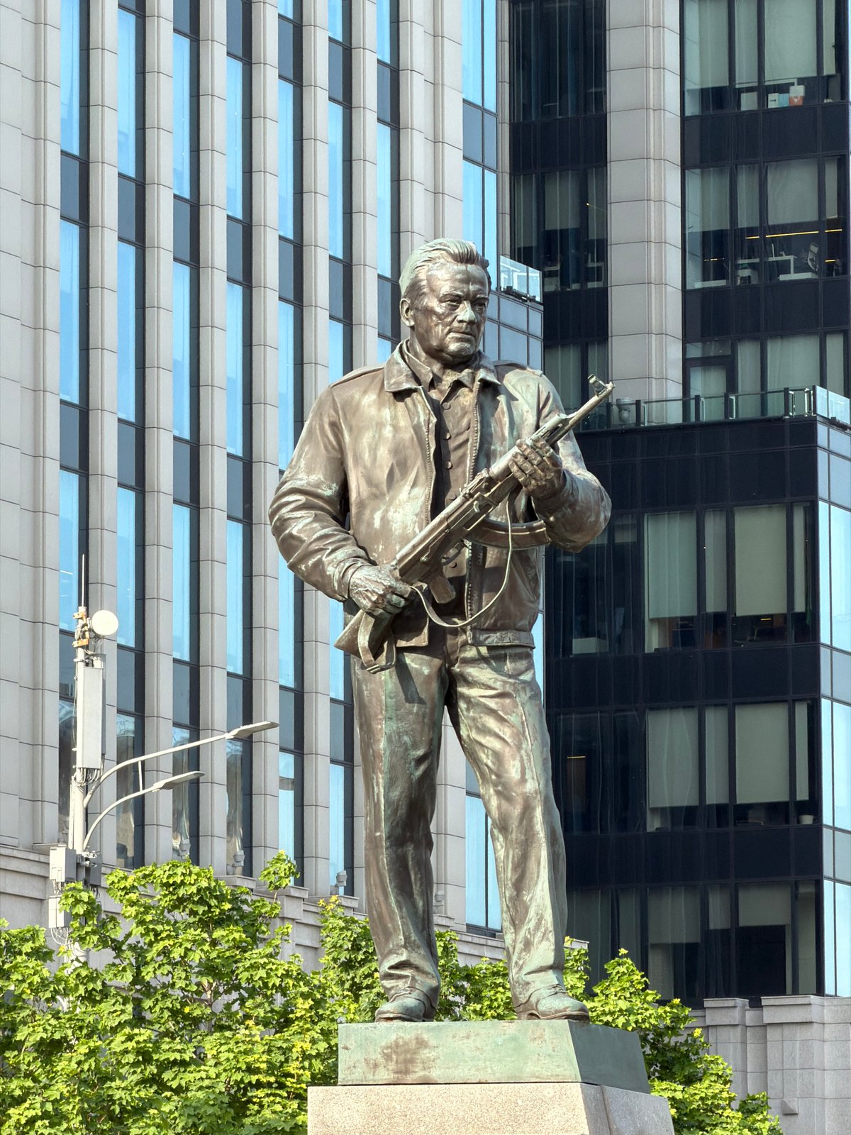 Moscow witness captures military monument and Sberbank City skyscraper