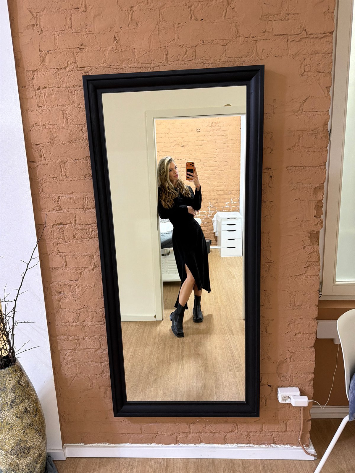 Woman takes mirror selfies on Berlin street
