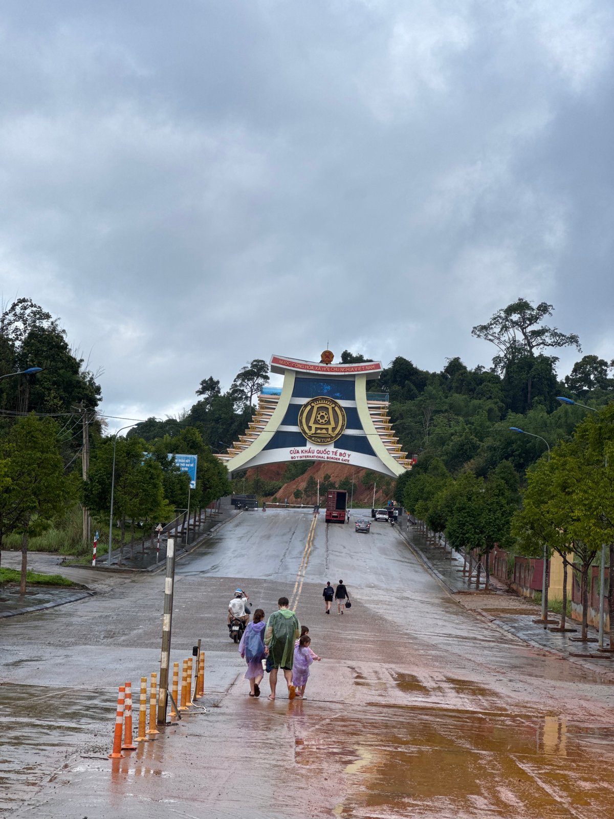 Overcast night scenes documented at Vietnam's Bờ Y border crossing