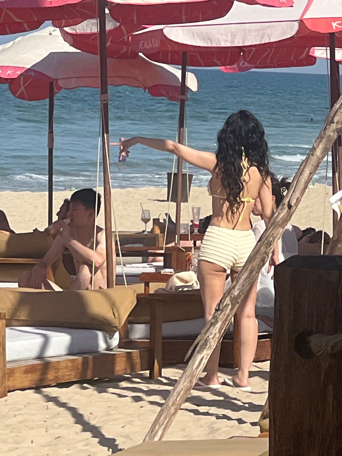 Busy beach morning in Đà Nẵng, Vietnam