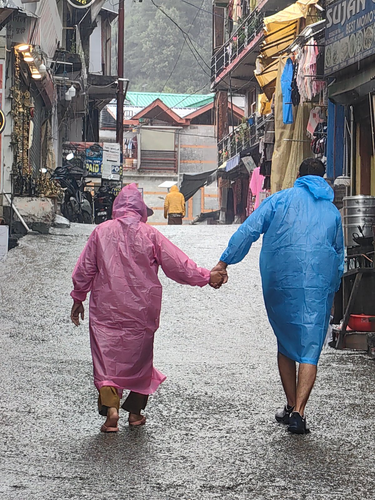 Rainy morning in Vashisht: street scenes and fresh dough