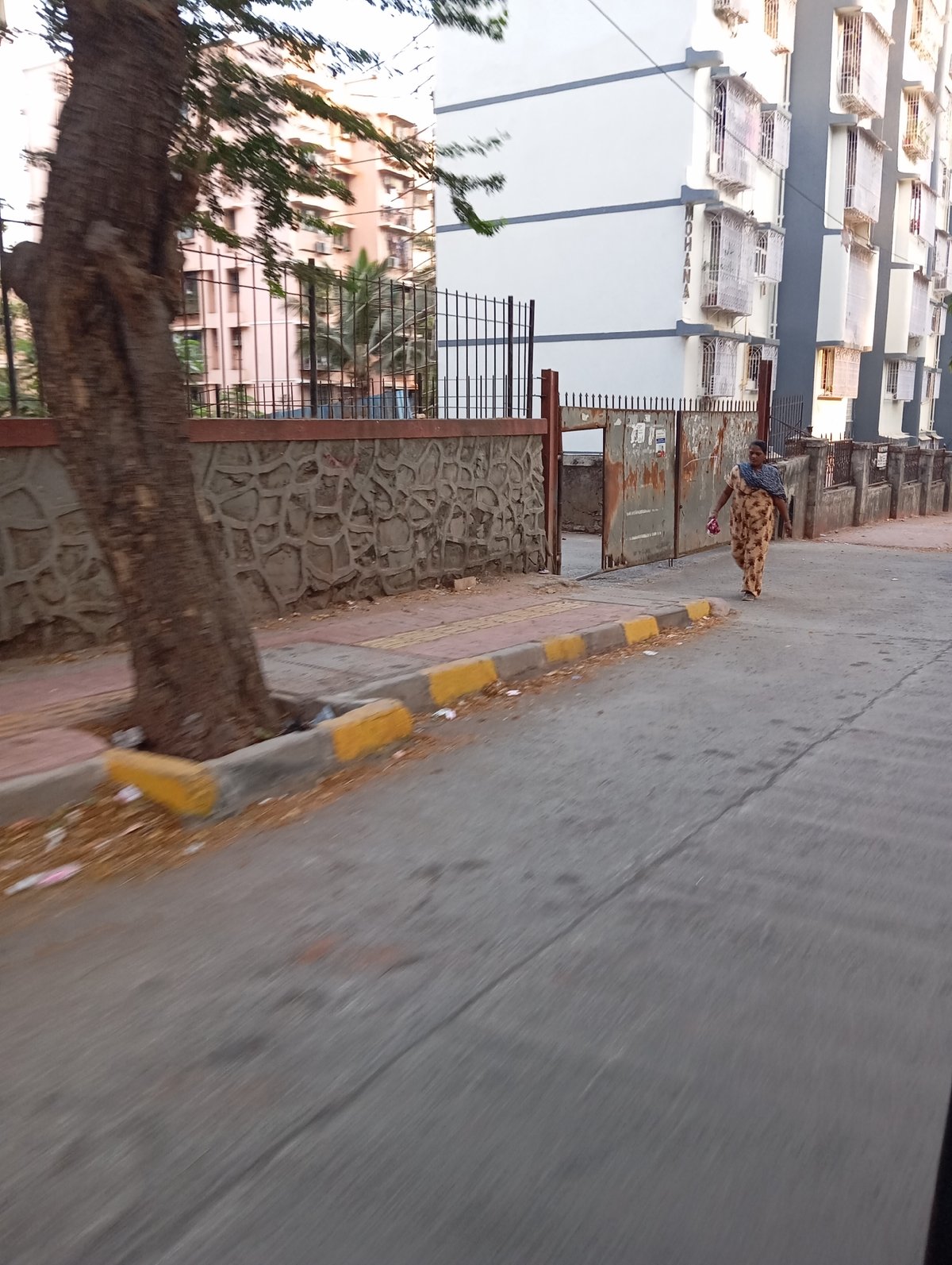 Everyday street life captured in Mumbai during midday hours