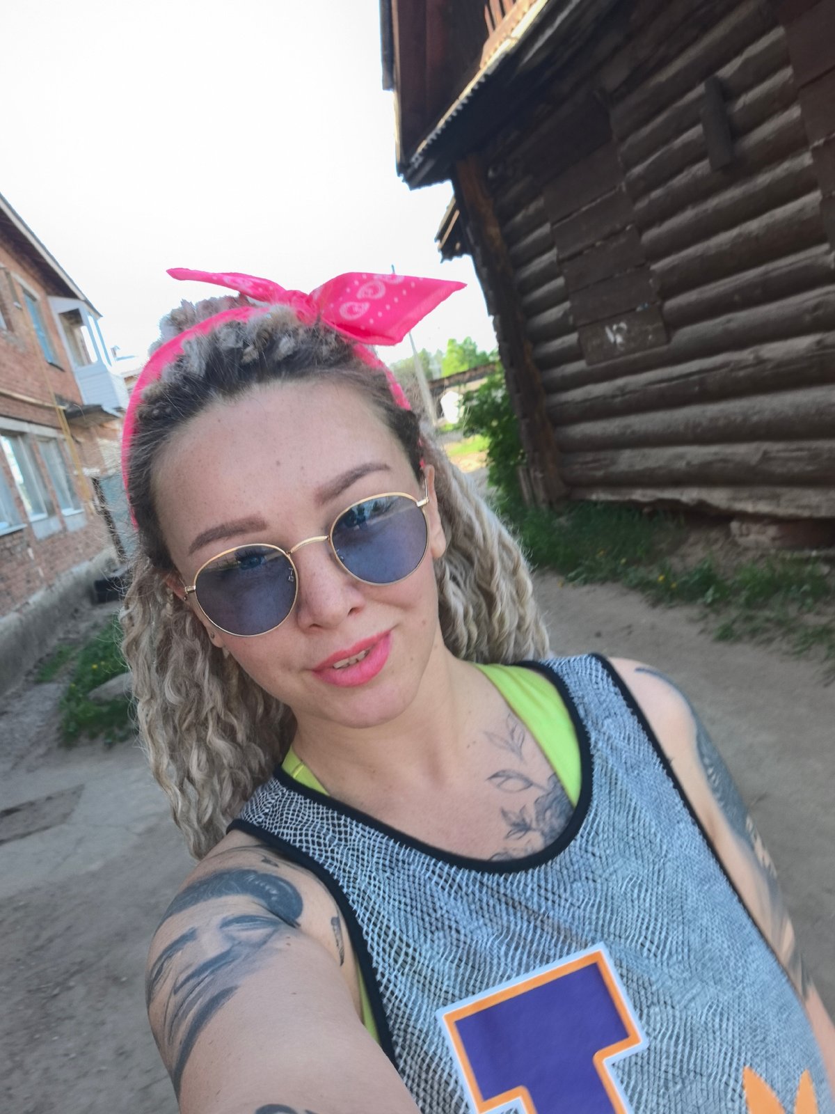 Ordinary moments captured in Noviy, Russia during afternoon hours
