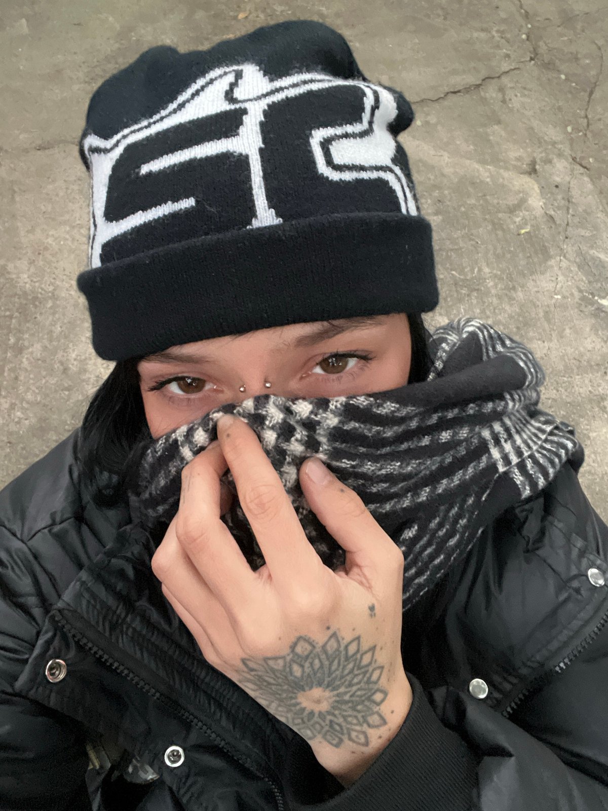 Person in winter attire spotted on Buenos Aires street