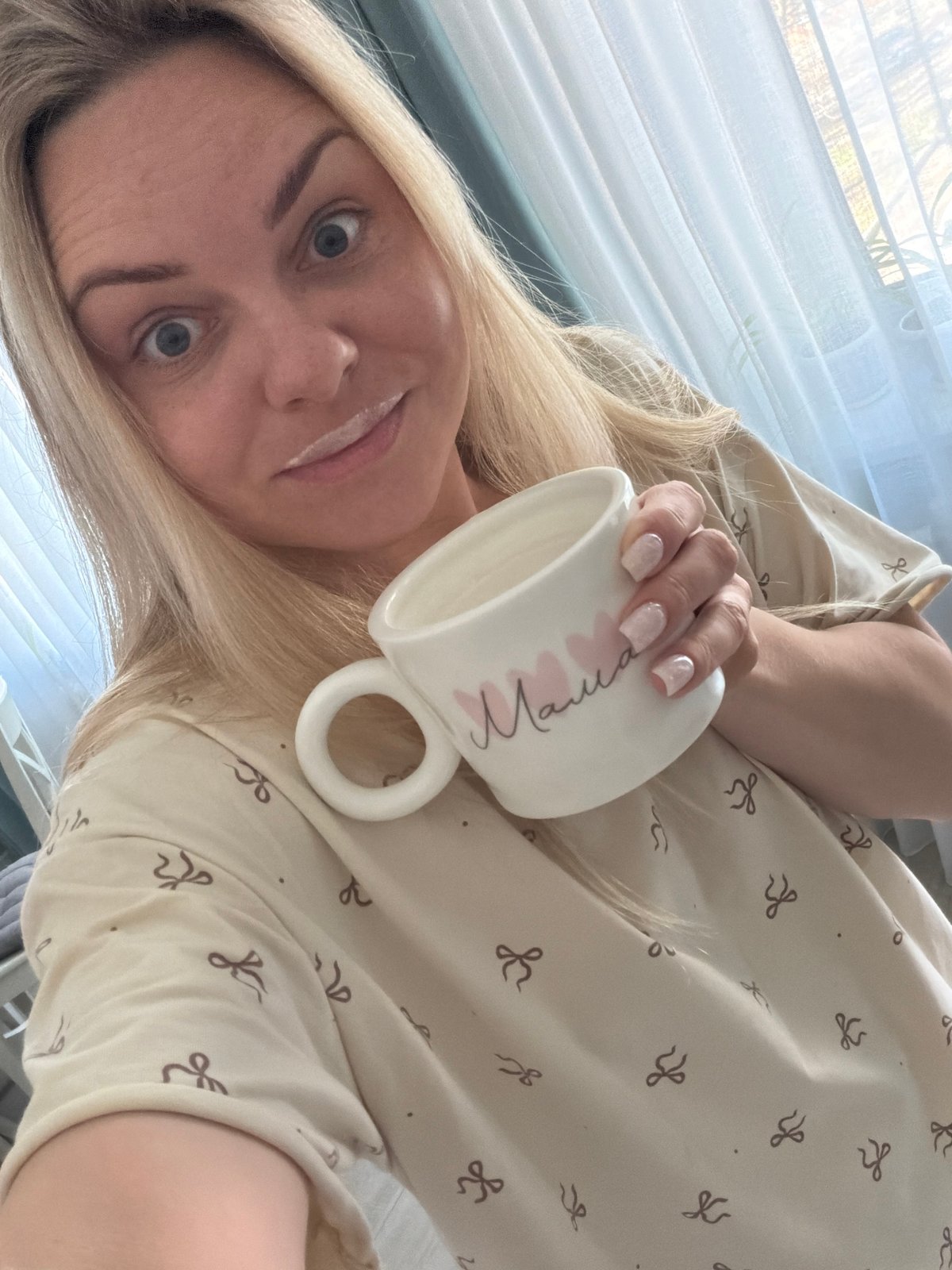 Morning selfies with 'Mama' mug captured in Votkinsk