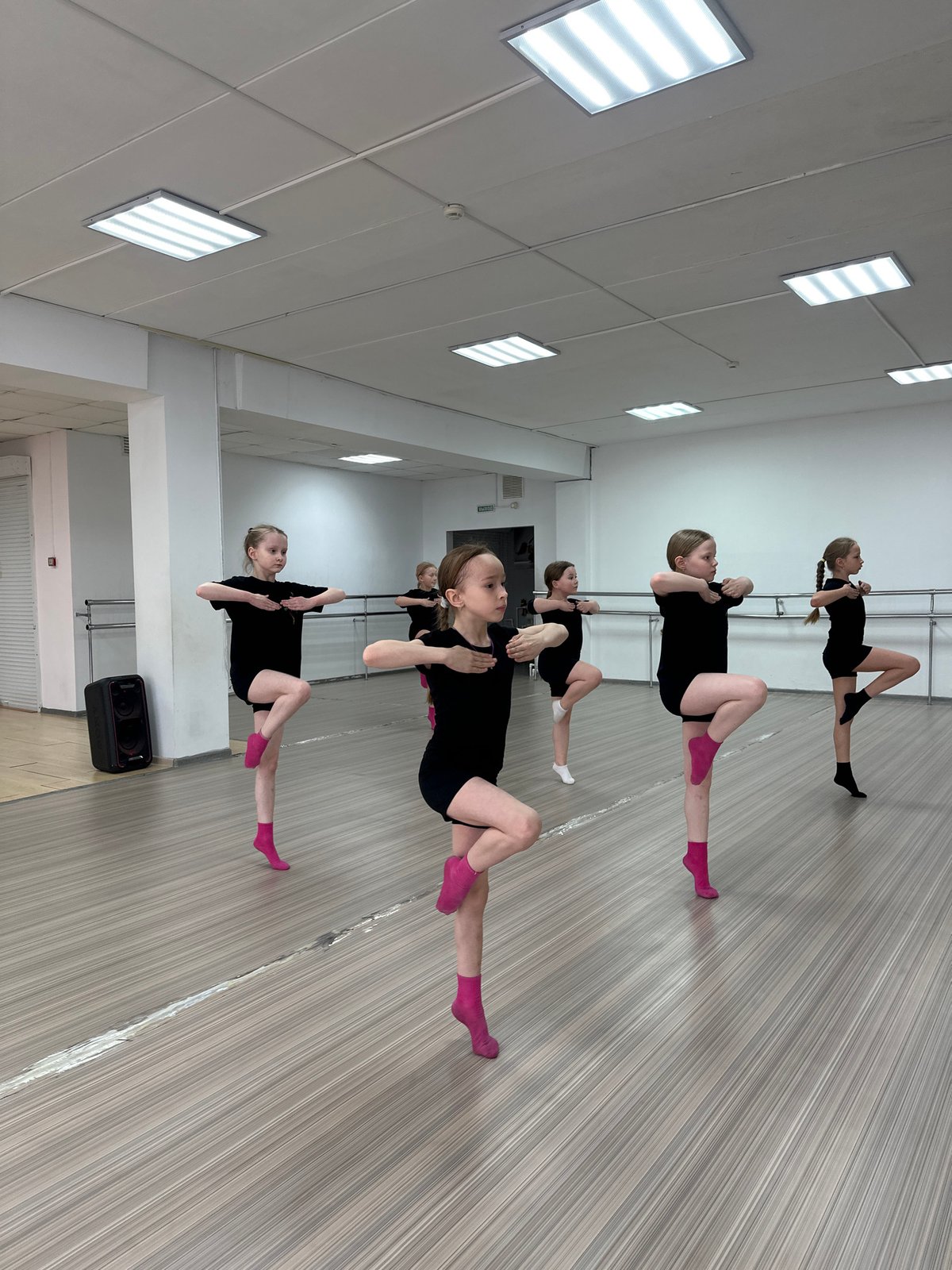 Young dancers practice synchronized routines in Votkinsk studio
