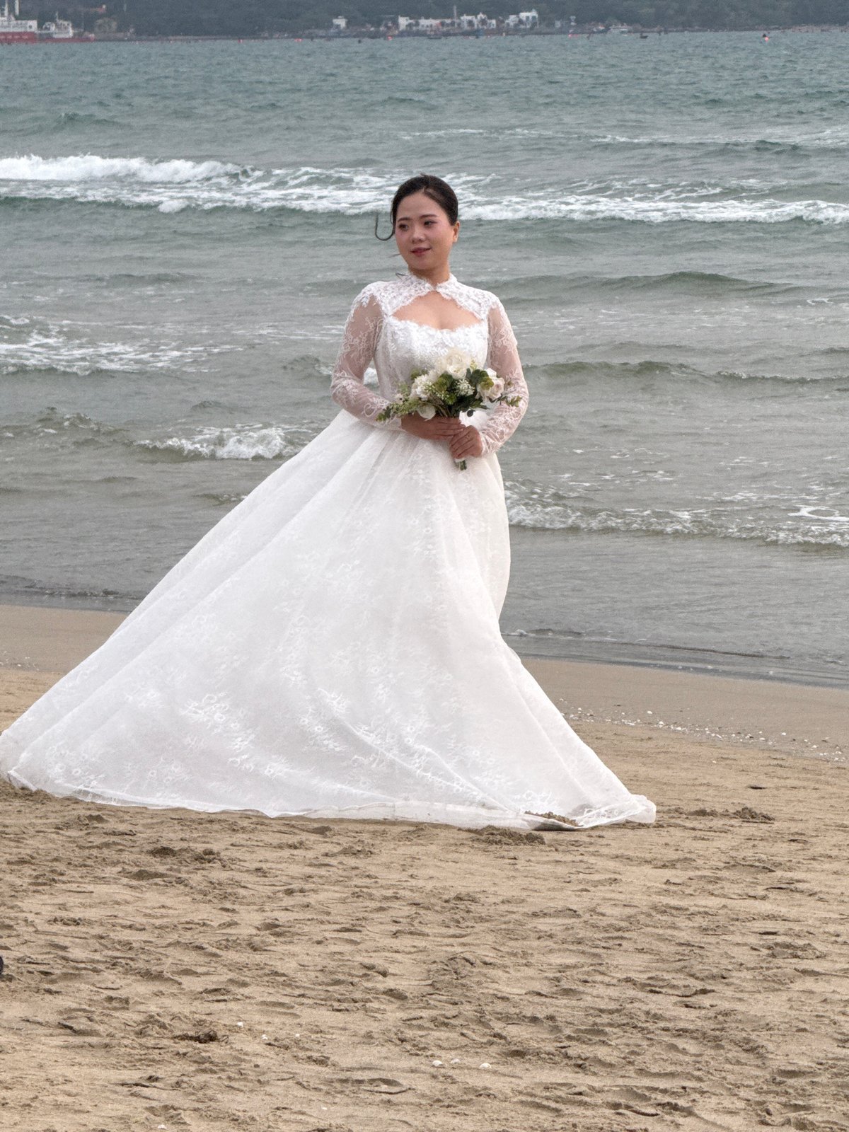 Wedding photoshoot captures sunset moments on Đà Nẵng beach