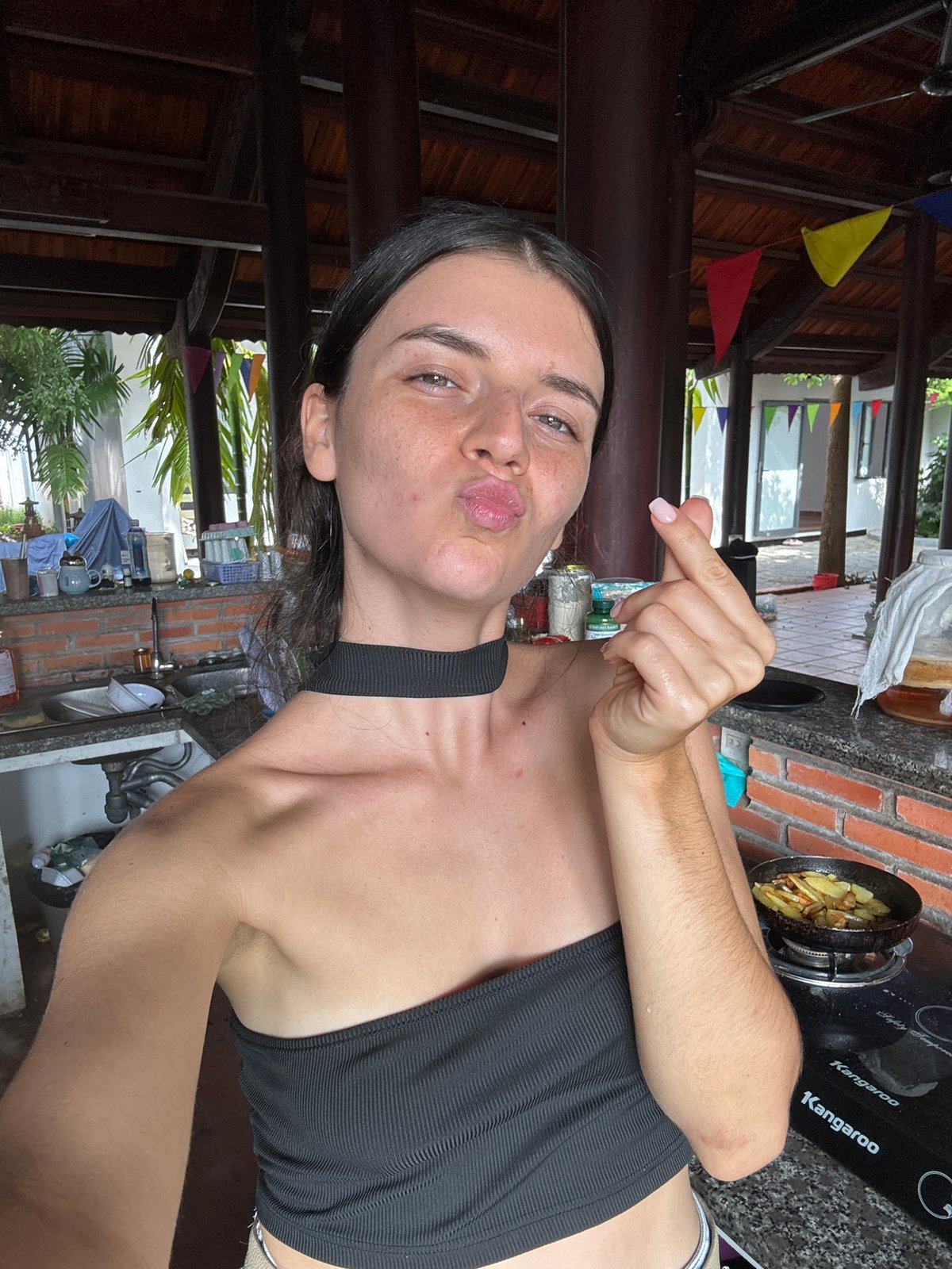 Outdoor kitchen moment in Mũi Né: selfie and fresh-cooked fries