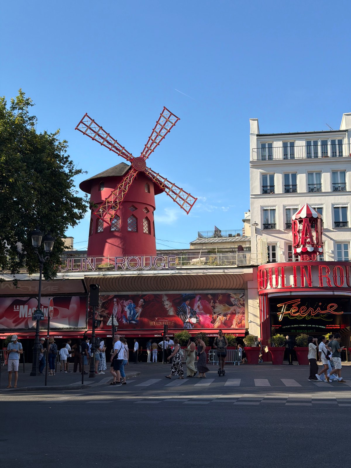 Afternoon stroll through Montmartre and around the Moulin Rouge