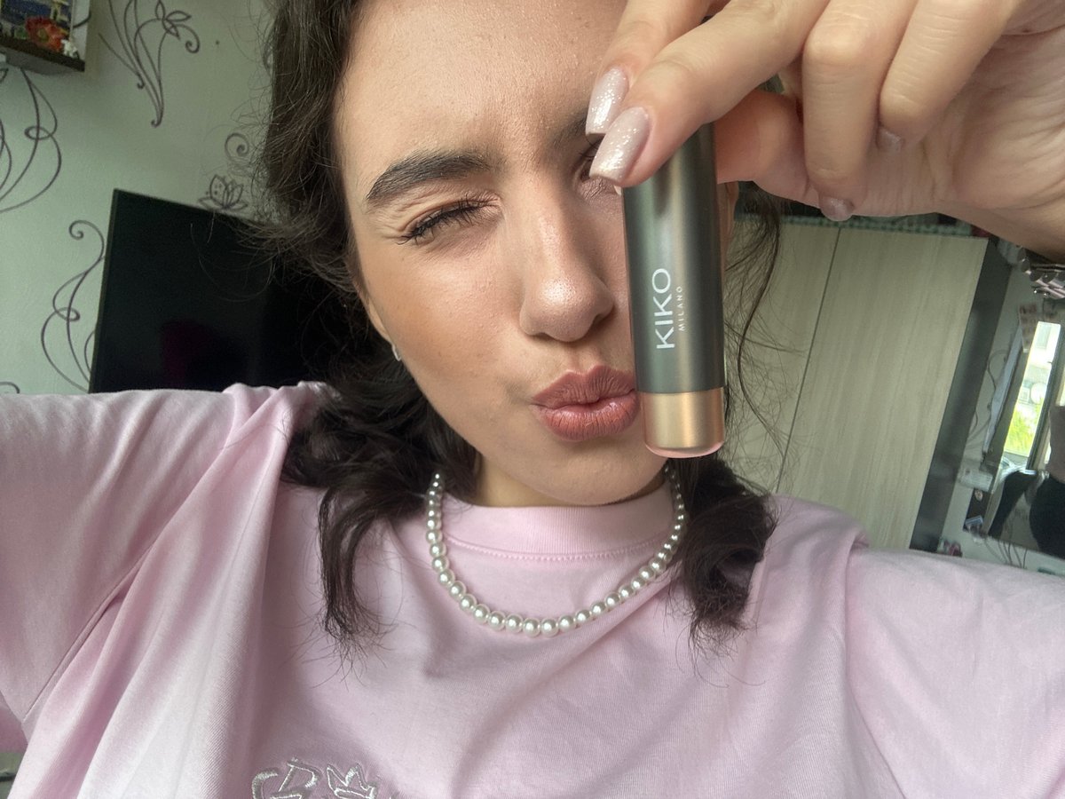 Beauty routine and tropical refreshment scenes documented indoors