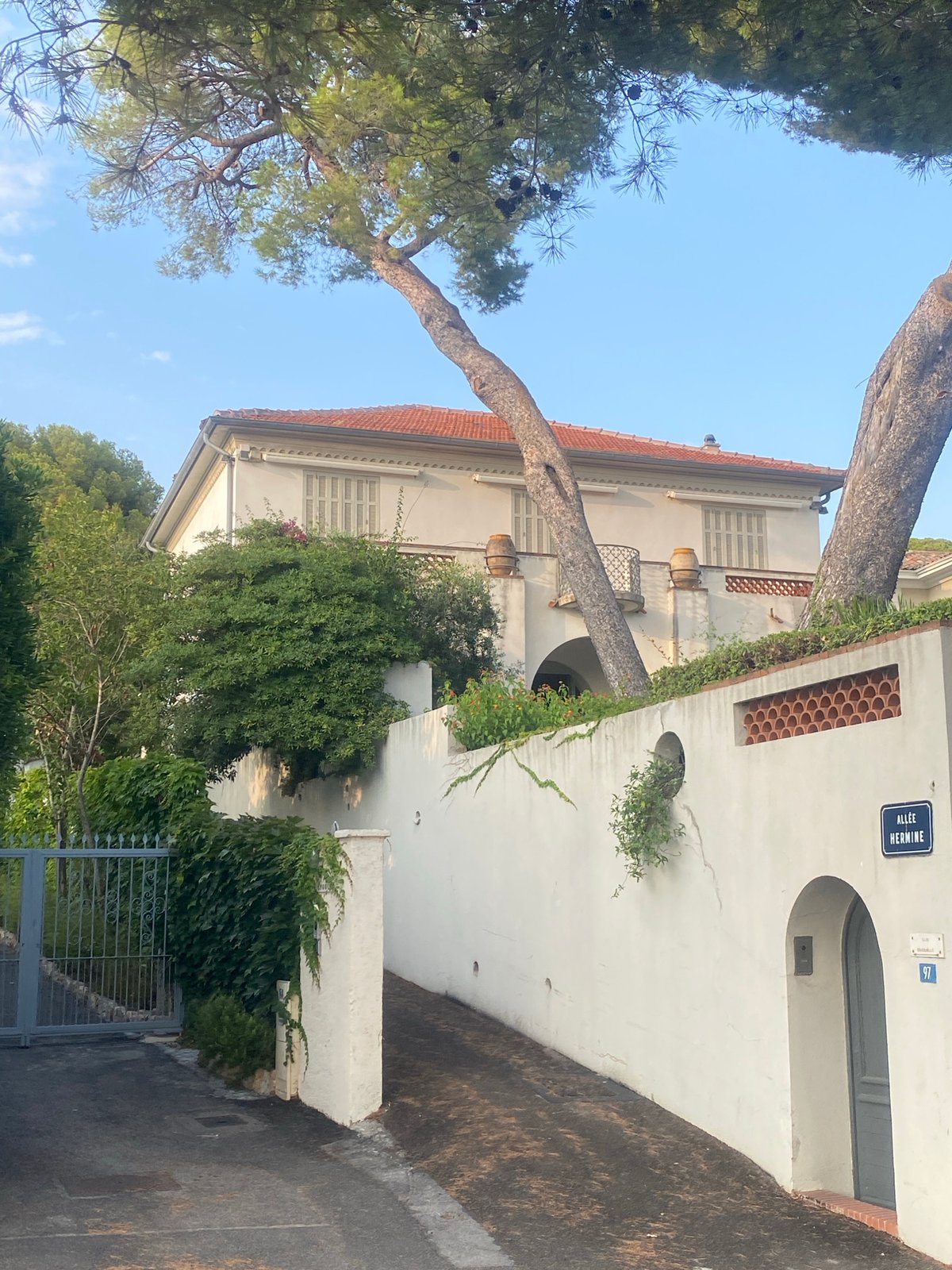 Afternoon stroll through Cap d'Antibes villas and marina
