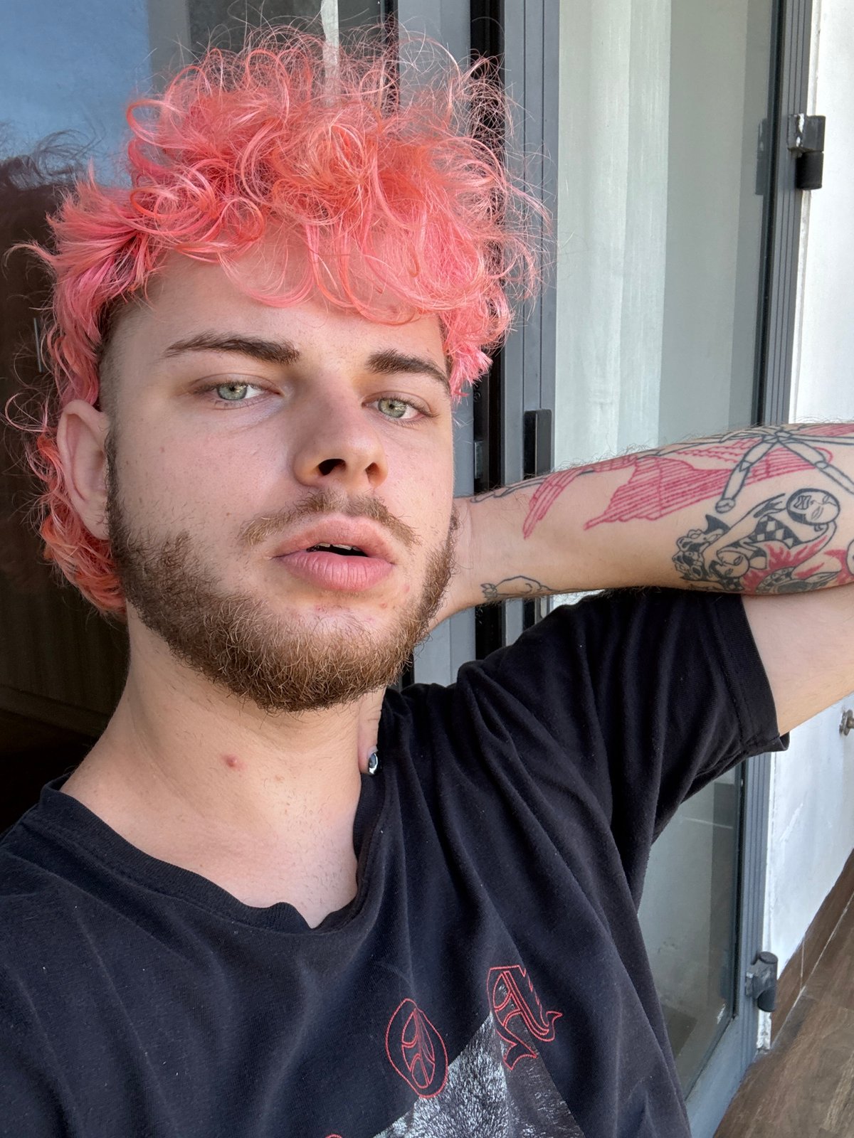 Pink-haired visitor documented across Đà Nẵng during early morning hours