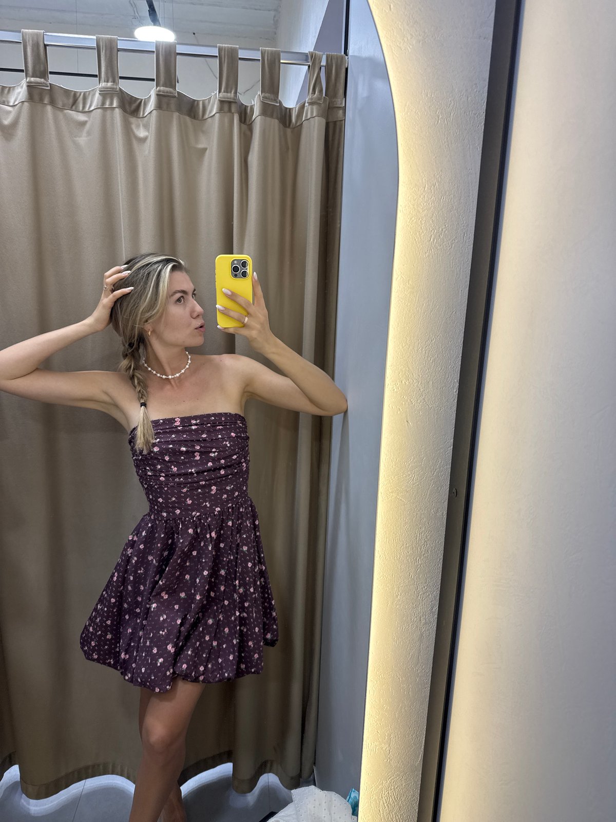 Woman documents hour-long fitting room shopping session with selfies