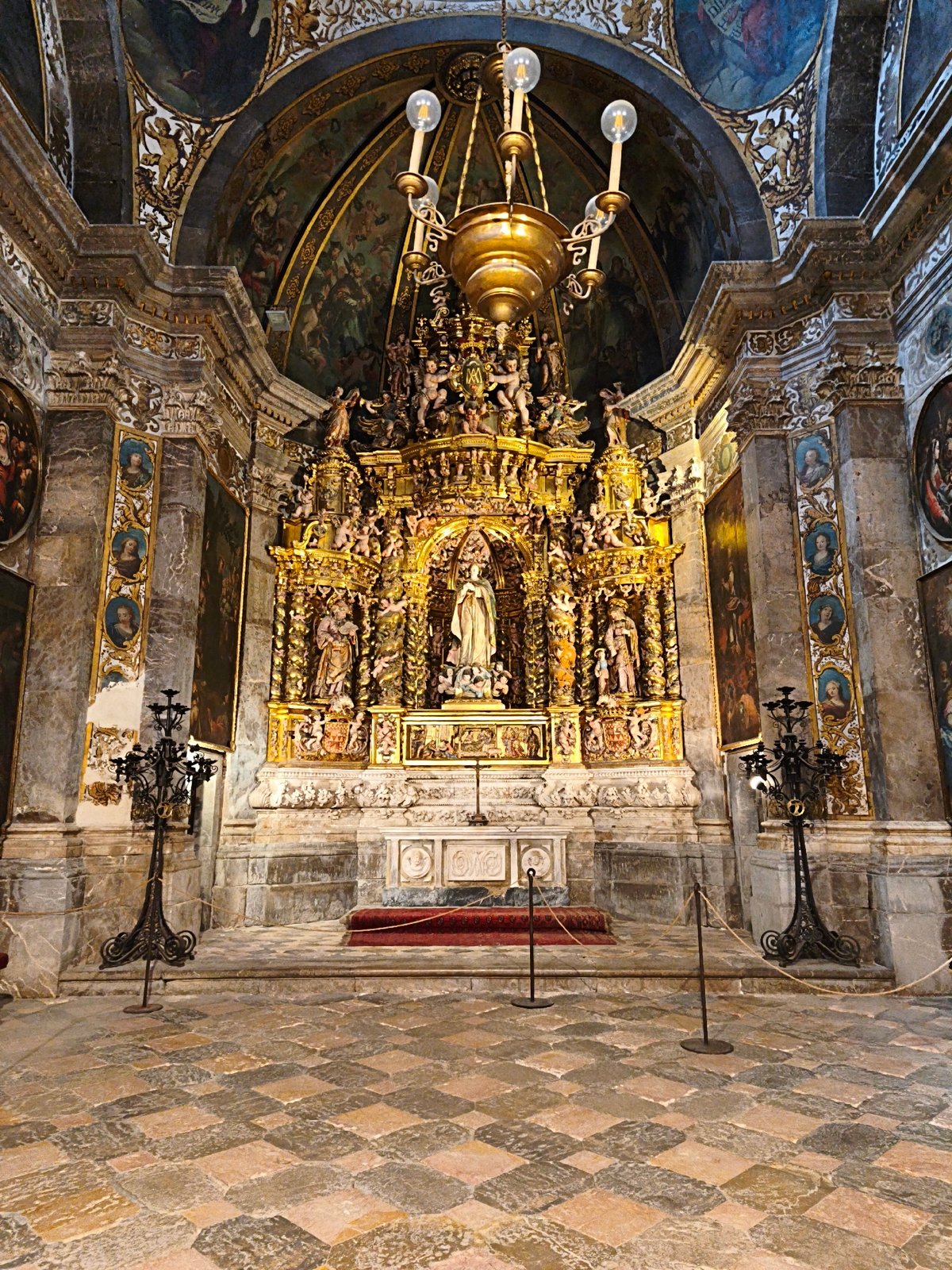 Tourist documents Tarragona Cathedral interior and exterior features