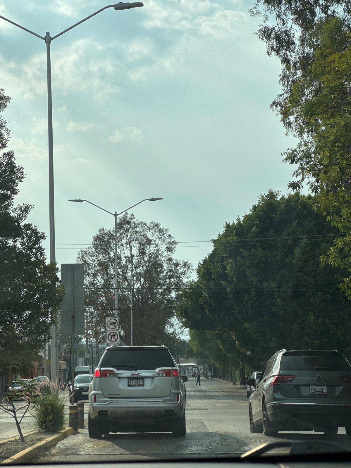 Evening traffic documented on Puebla street