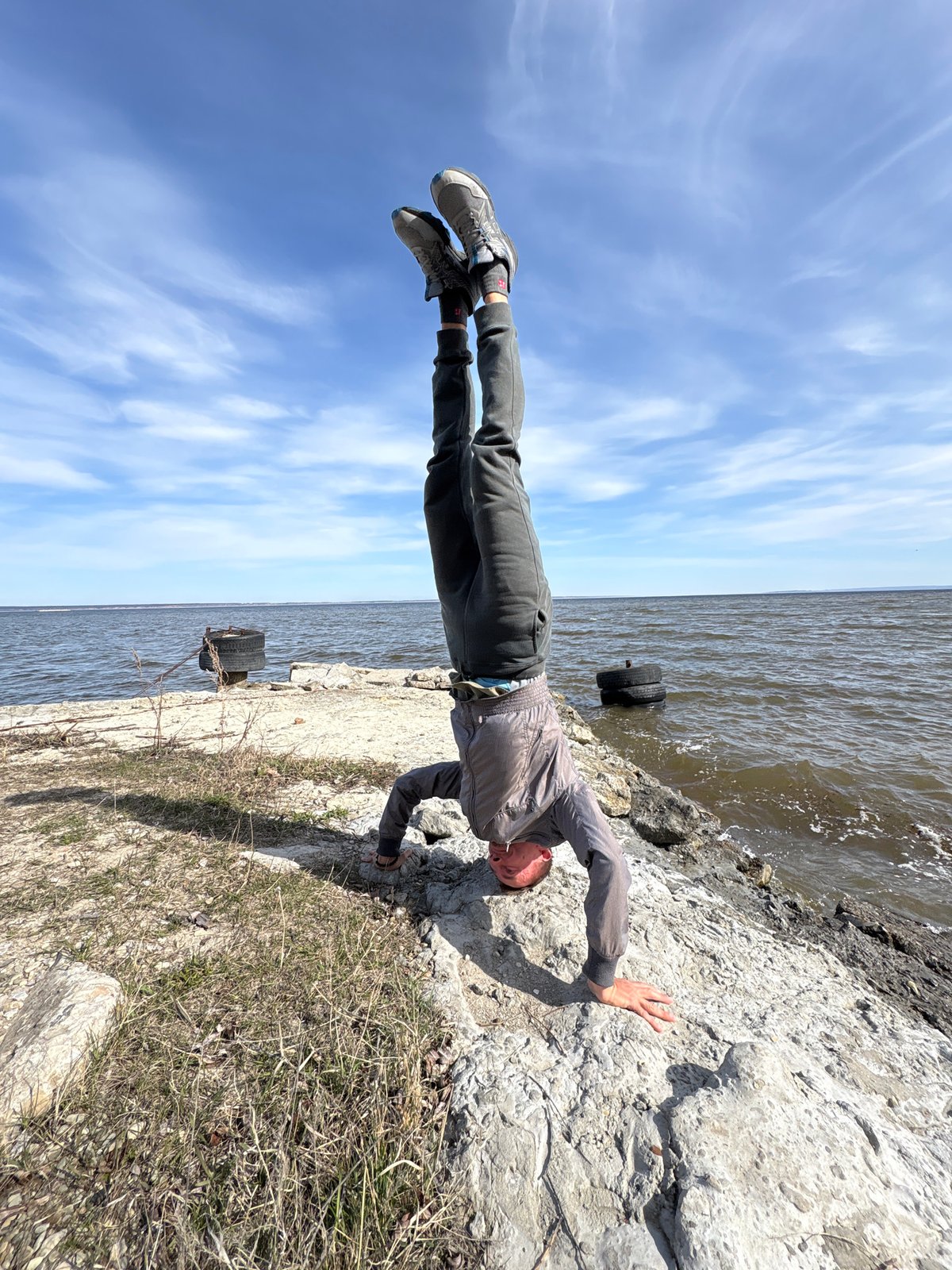 Couple enjoys sunny riverside workout session in Ulyanovsk