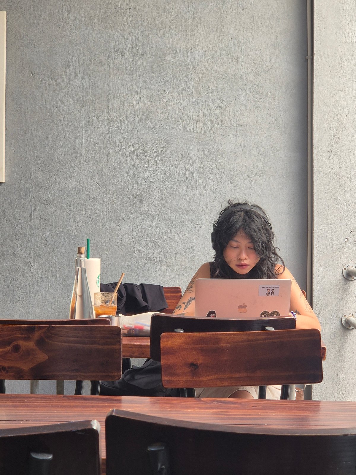 Morning cafe scene in Đà Nẵng with latte art and customers
