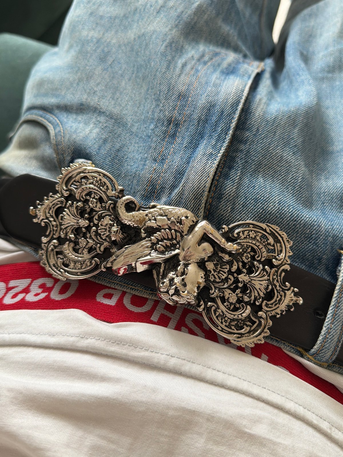 Person spotted wearing ornate silver belt buckle in London