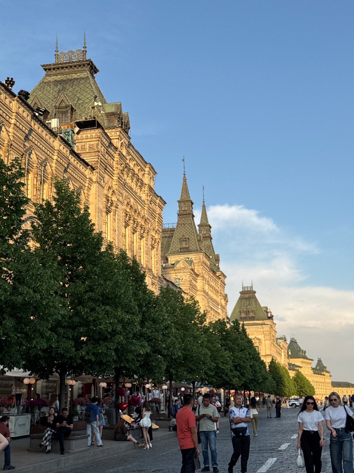 Street musician, tourists captured around Moscow's Red Square
