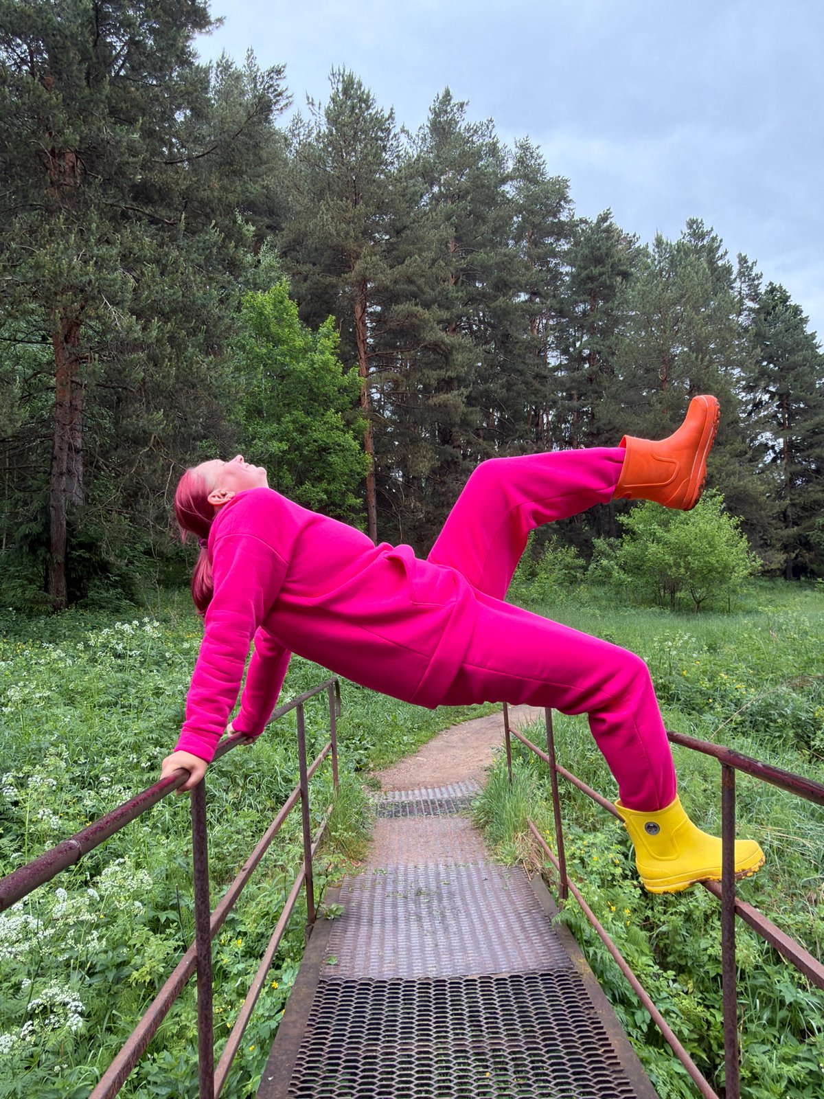 Colorfully-dressed couple spotted in playful outing around Chaikovsky parks
