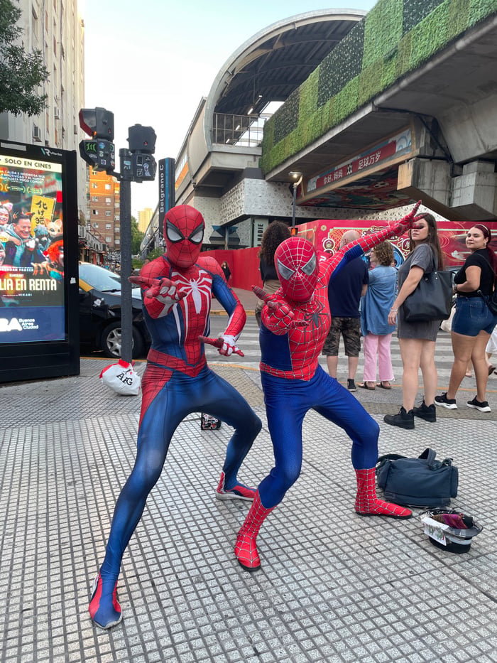 Buenos Aires street life: cosplayers, Chinatown visits, exercise groups