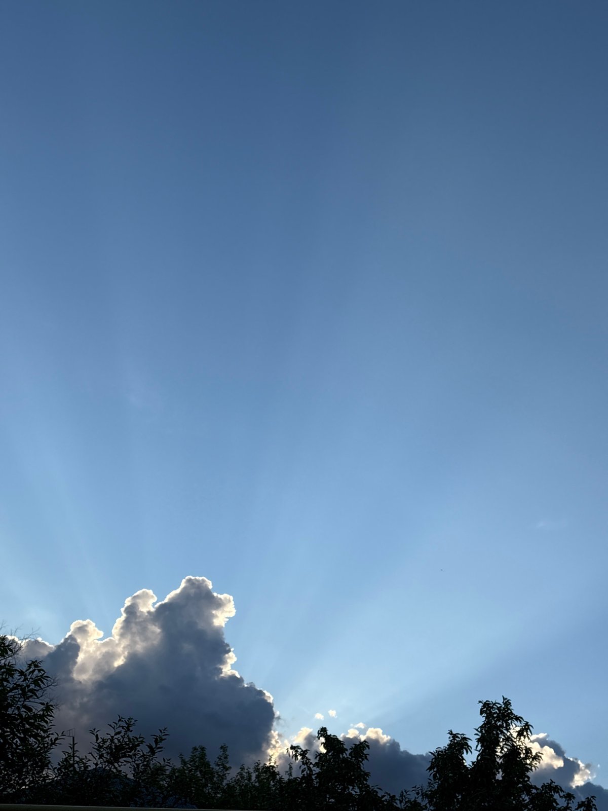 Sunbeam cloud formation observed in Votkinsk, Russia